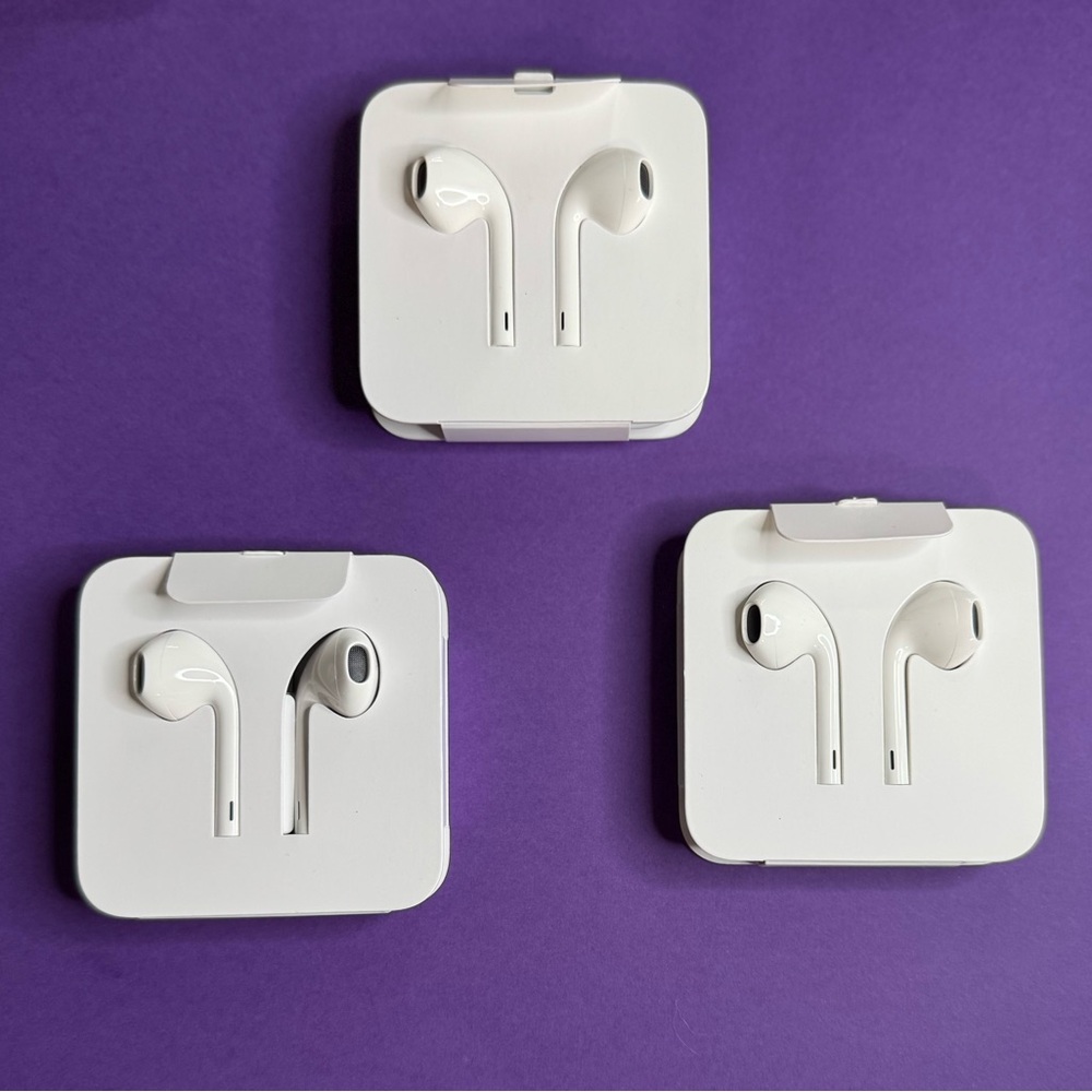 Brand New Out Of The Box White Apple Lightning Cable Wired Earbuds